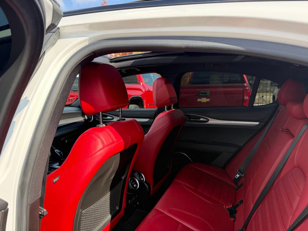 Alfa Romeo Stelvio Vehicle Full-screen Gallery Image 13