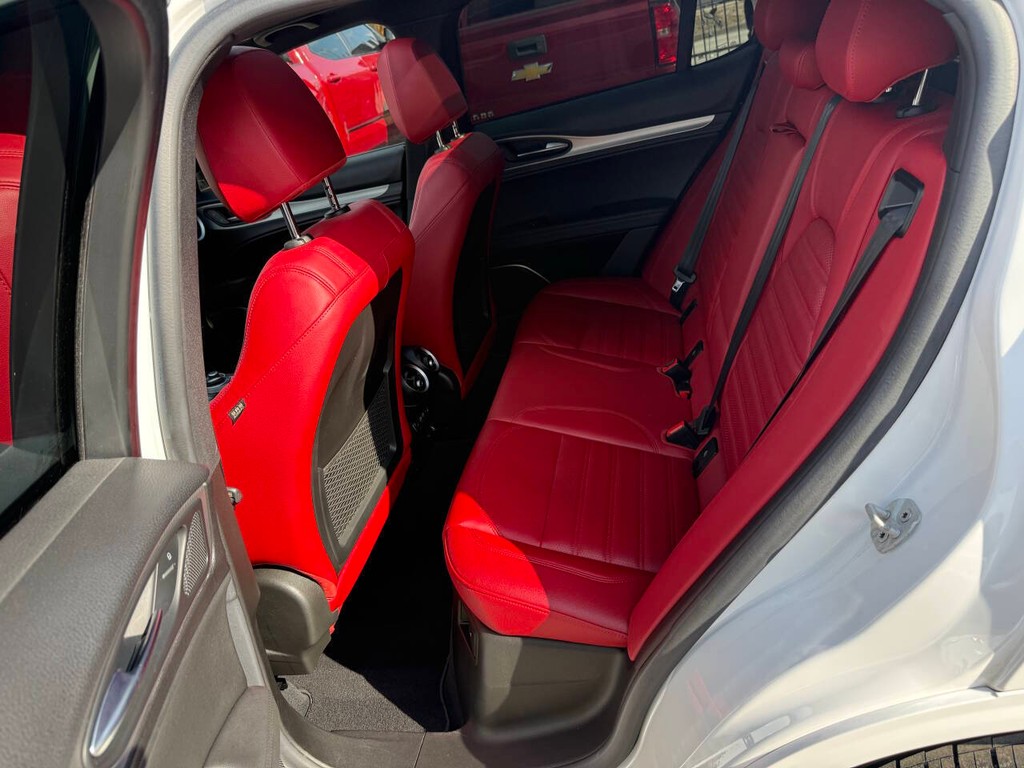 Alfa Romeo Stelvio Vehicle Full-screen Gallery Image 14
