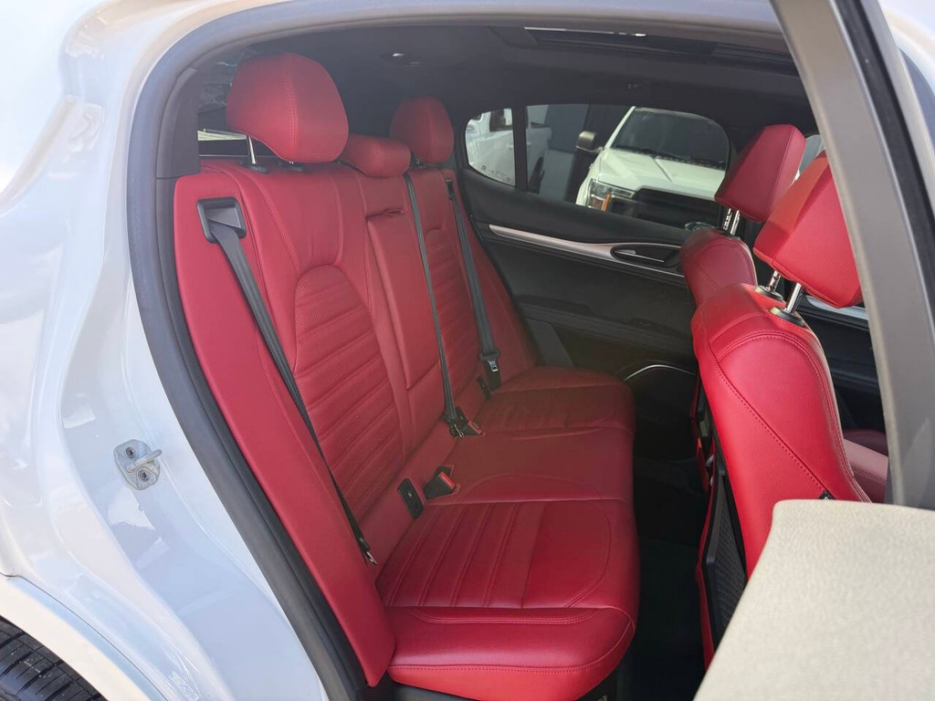 Alfa Romeo Stelvio Vehicle Full-screen Gallery Image 15