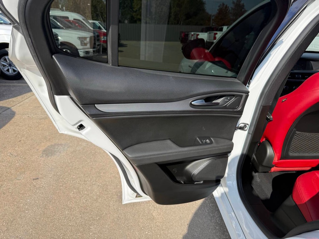 Alfa Romeo Stelvio Vehicle Full-screen Gallery Image 16