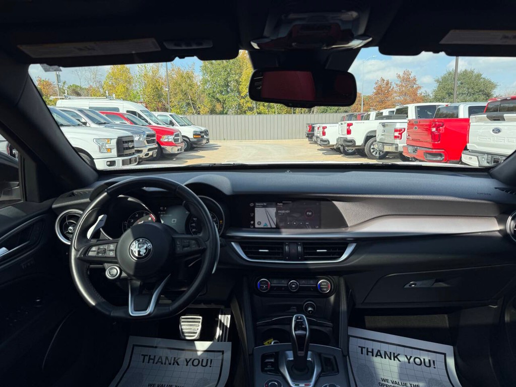 Alfa Romeo Stelvio Vehicle Full-screen Gallery Image 17