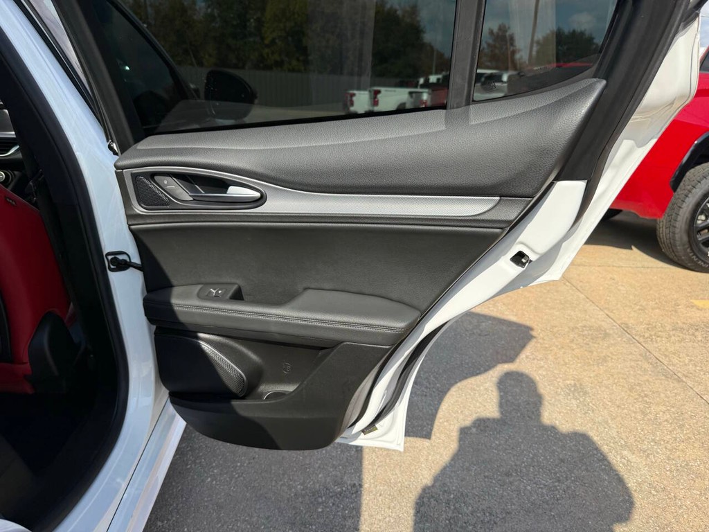 Alfa Romeo Stelvio Vehicle Full-screen Gallery Image 18