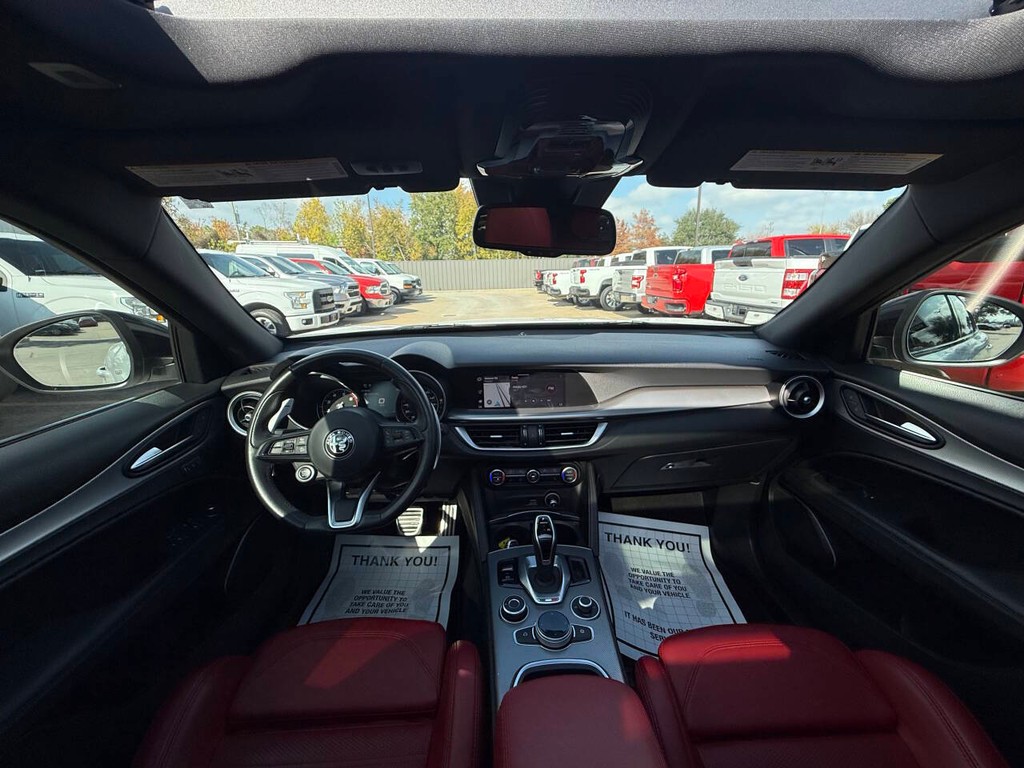 Alfa Romeo Stelvio Vehicle Full-screen Gallery Image 19