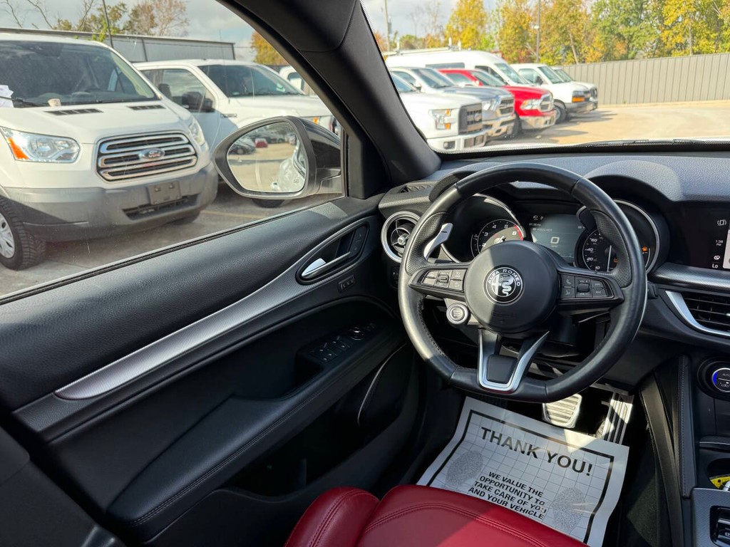 Alfa Romeo Stelvio Vehicle Full-screen Gallery Image 20