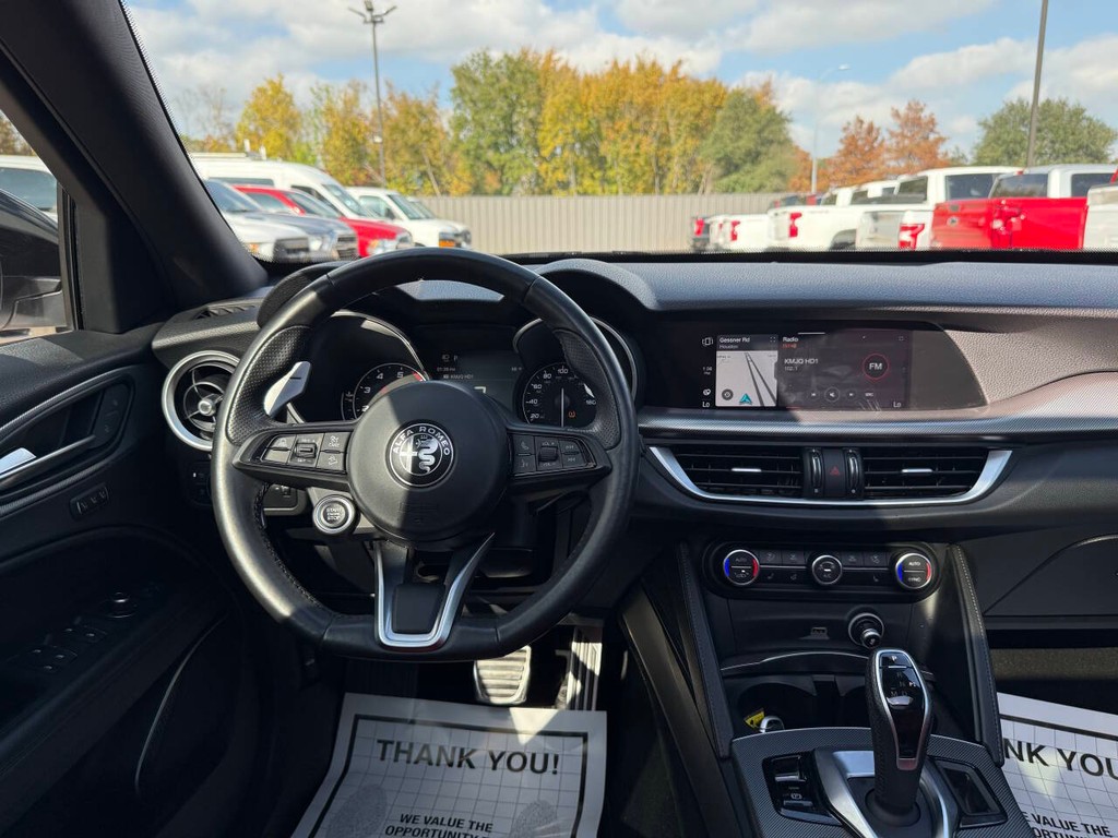 Alfa Romeo Stelvio Vehicle Full-screen Gallery Image 21