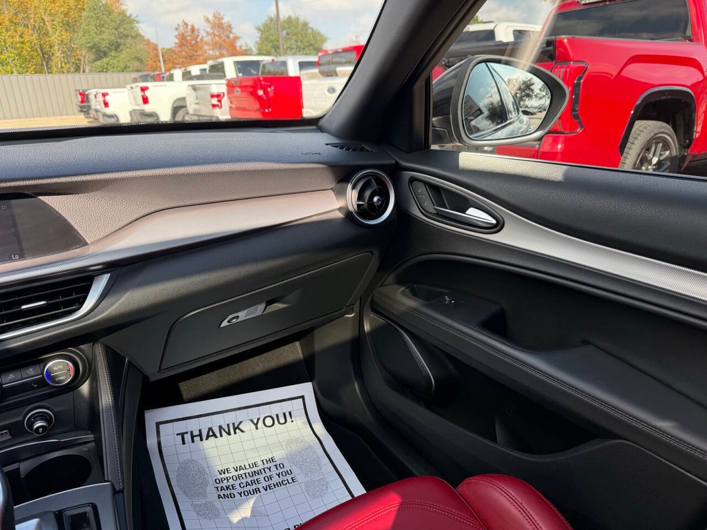 Alfa Romeo Stelvio Vehicle Full-screen Gallery Image 22