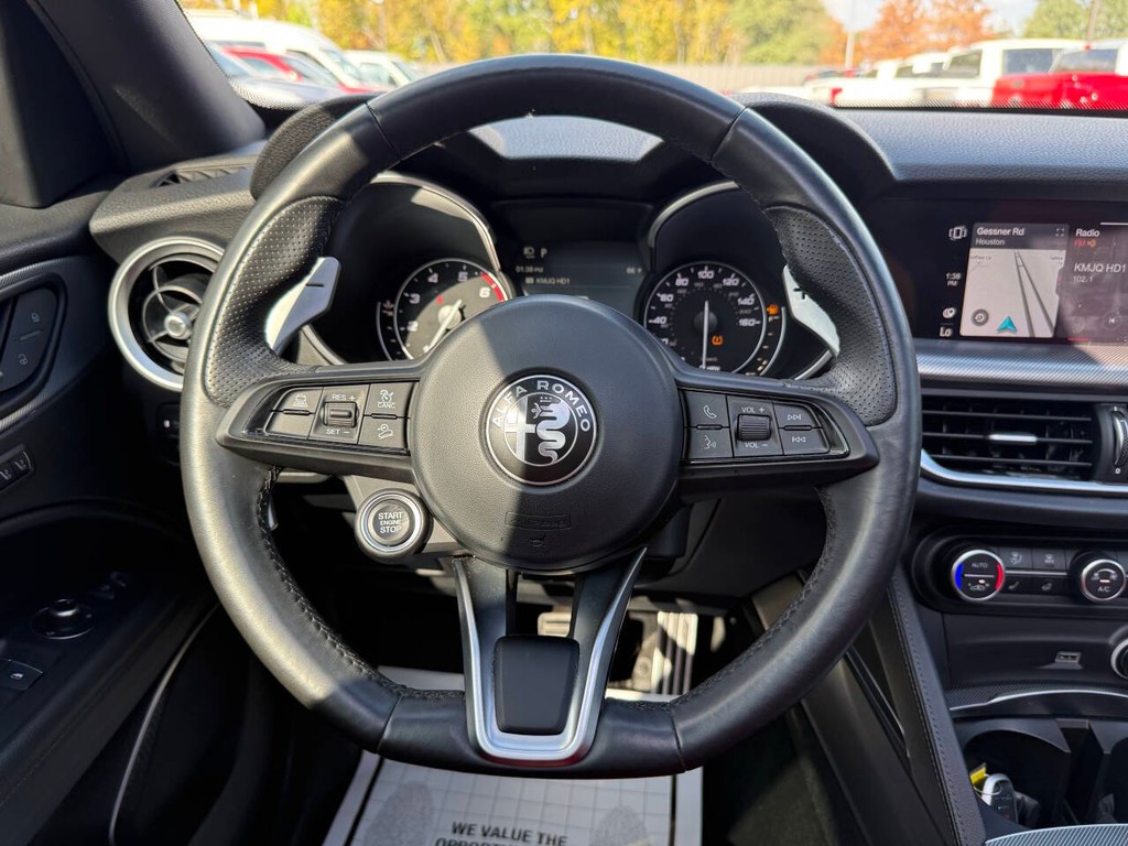 Alfa Romeo Stelvio Vehicle Full-screen Gallery Image 23
