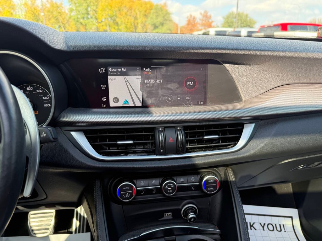 Alfa Romeo Stelvio Vehicle Full-screen Gallery Image 27