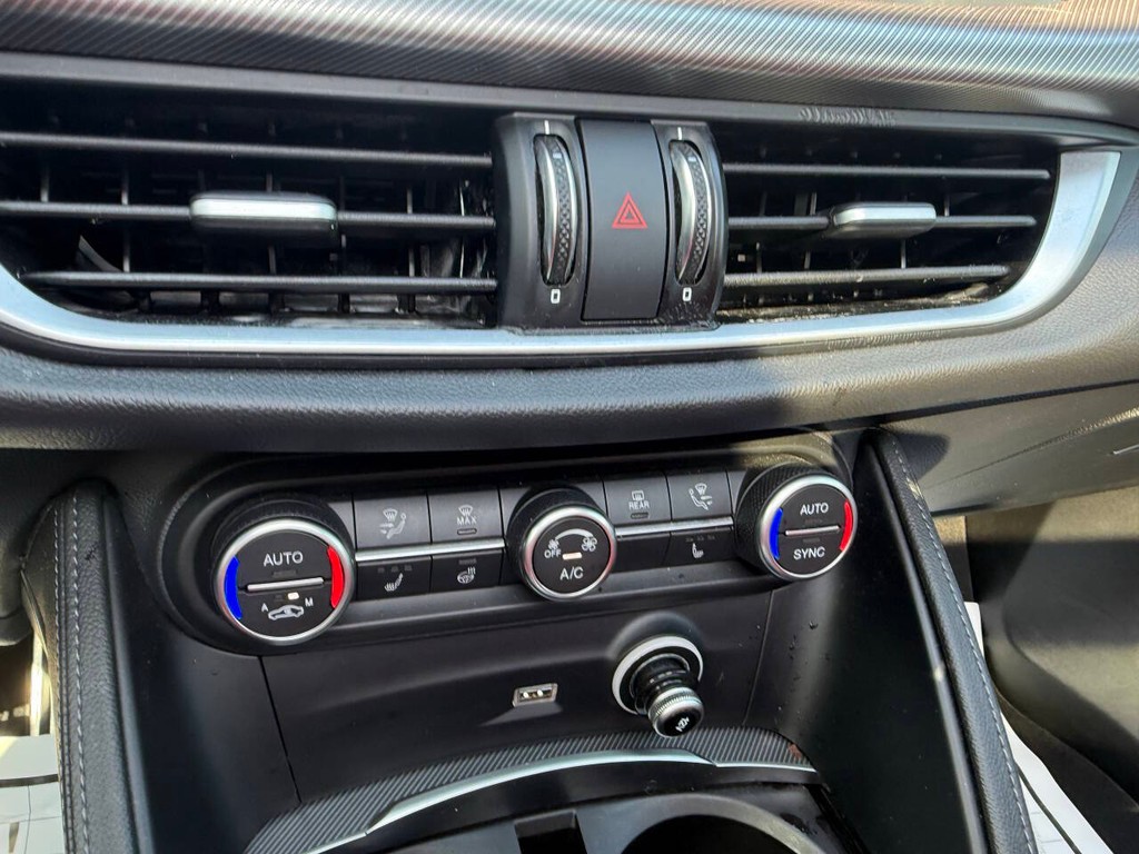 Alfa Romeo Stelvio Vehicle Full-screen Gallery Image 32