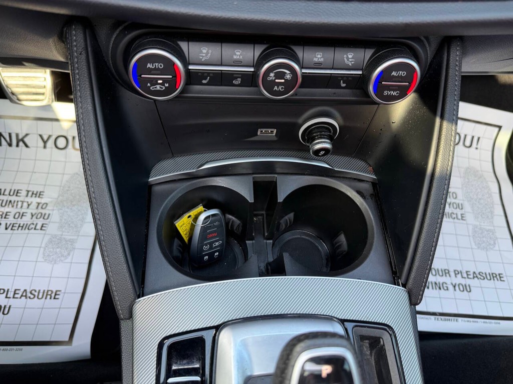 Alfa Romeo Stelvio Vehicle Full-screen Gallery Image 34