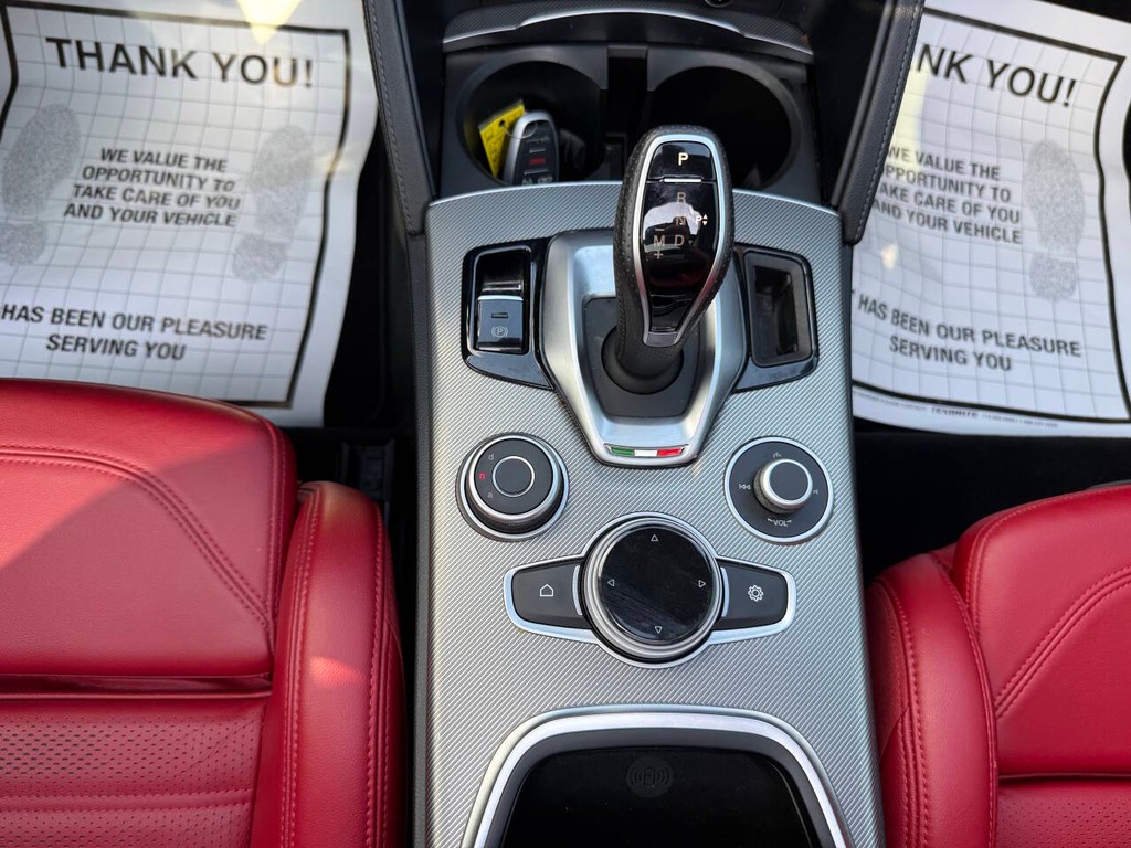 Alfa Romeo Stelvio Vehicle Full-screen Gallery Image 35