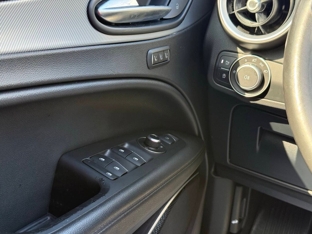 Alfa Romeo Stelvio Vehicle Full-screen Gallery Image 36