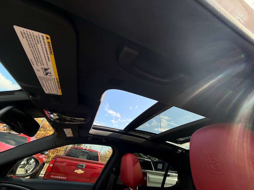 Alfa Romeo Stelvio Vehicle Full-screen Gallery Image 37