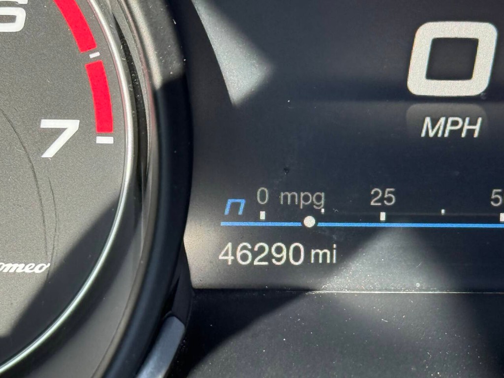 Alfa Romeo Stelvio Vehicle Full-screen Gallery Image 40