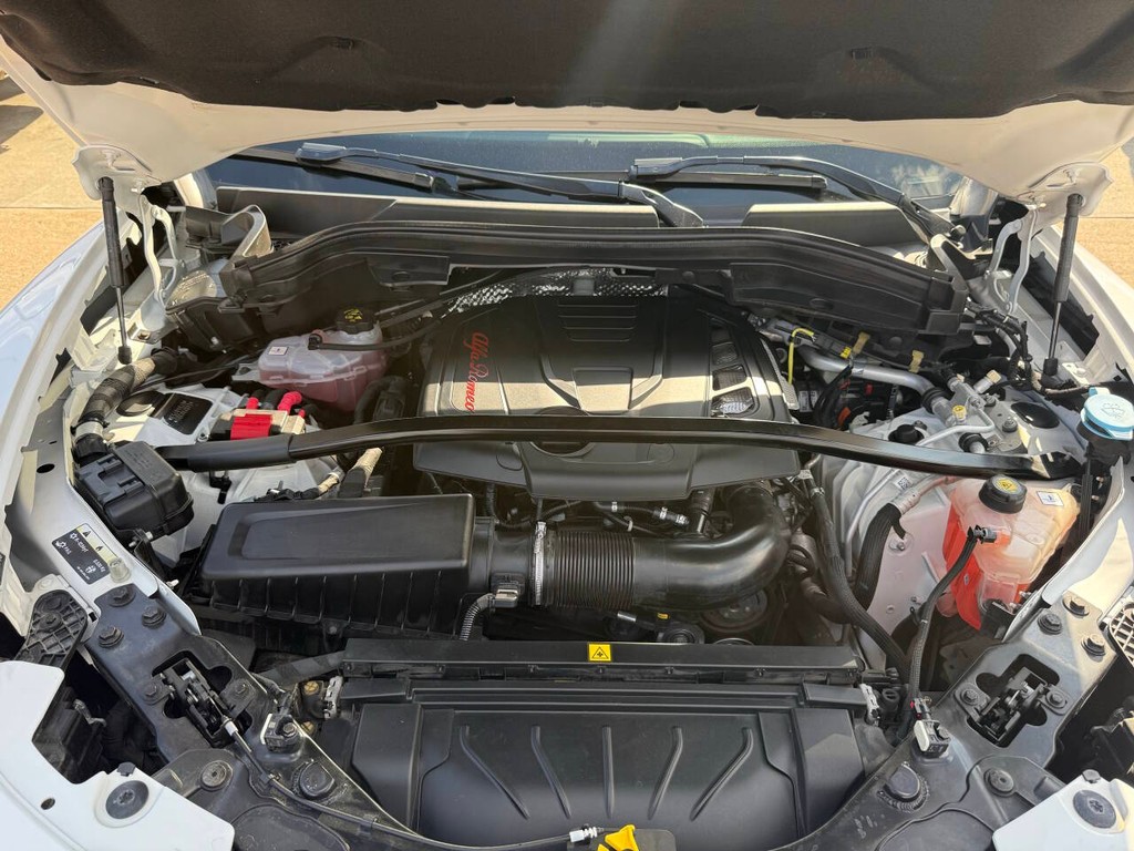 Alfa Romeo Stelvio Vehicle Full-screen Gallery Image 42