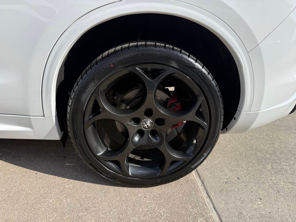 Alfa Romeo Stelvio Vehicle Full-screen Gallery Image 43