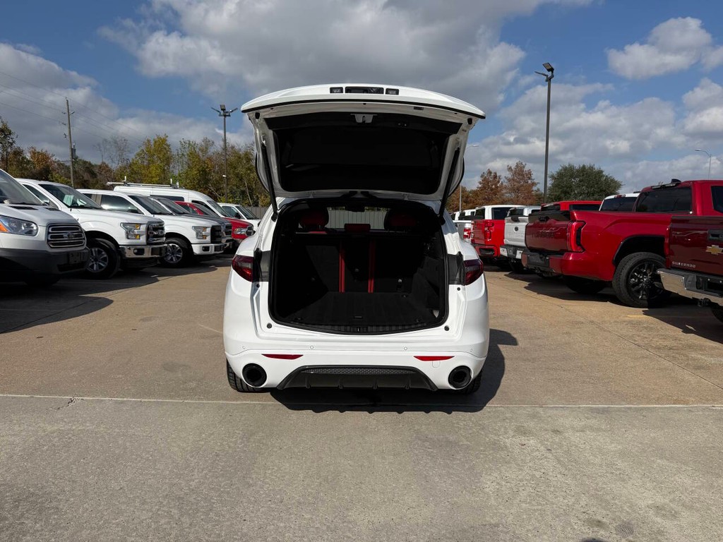 Alfa Romeo Stelvio Vehicle Full-screen Gallery Image 46