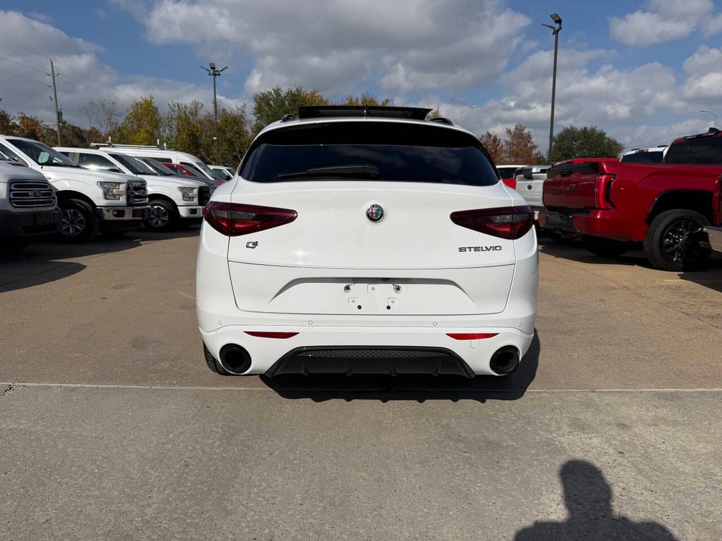 Alfa Romeo Stelvio Vehicle Full-screen Gallery Image 48