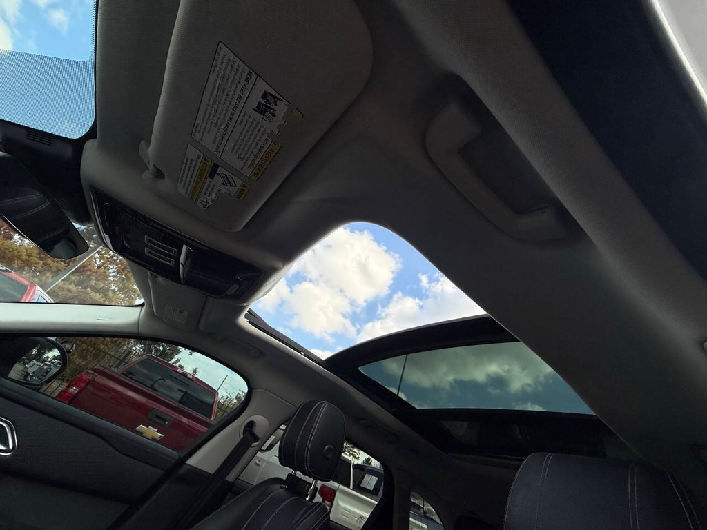 Land Rover Range Rover Velar Vehicle Full-screen Gallery Image 30