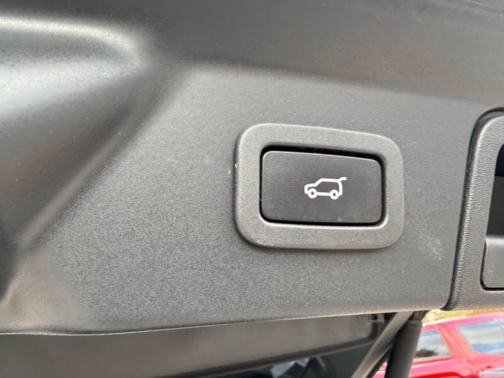 Land Rover Range Rover Velar Vehicle Full-screen Gallery Image 37