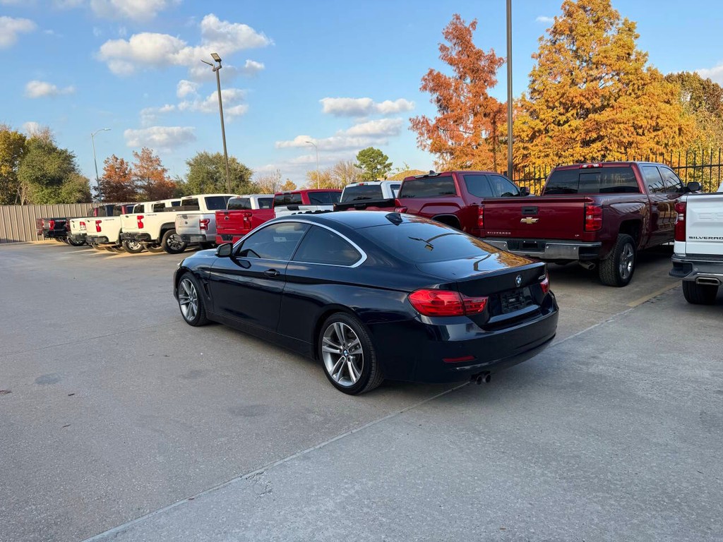 BMW 4 Series Vehicle Full-screen Gallery Image 04