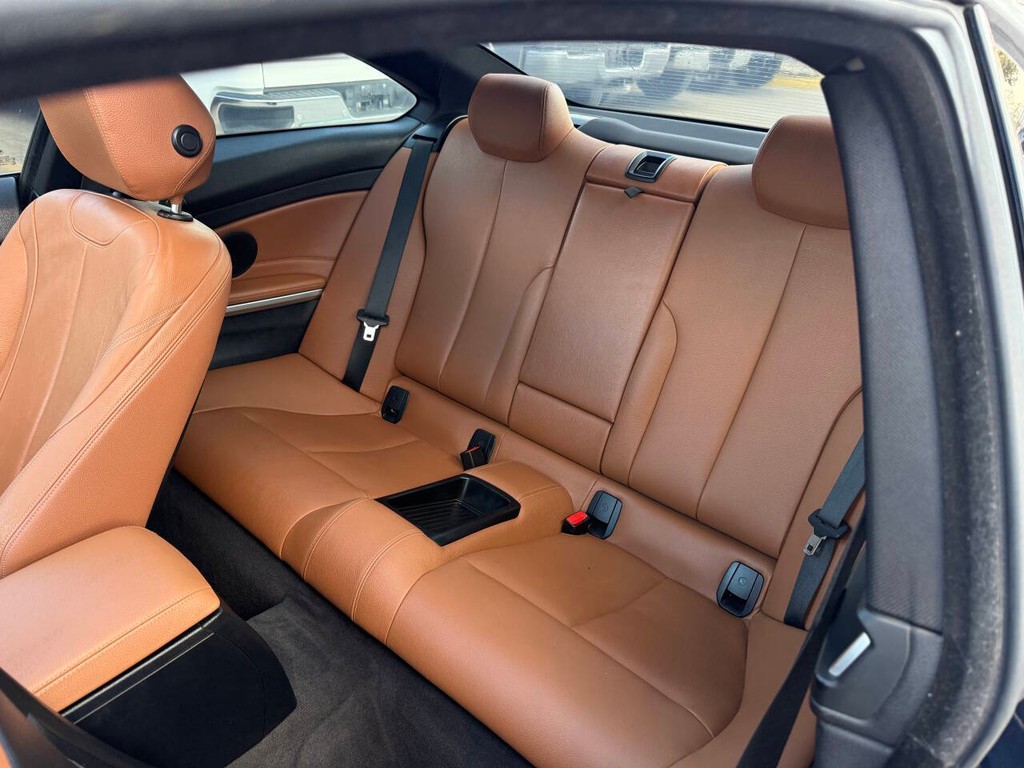 BMW 4 Series Vehicle Full-screen Gallery Image 09