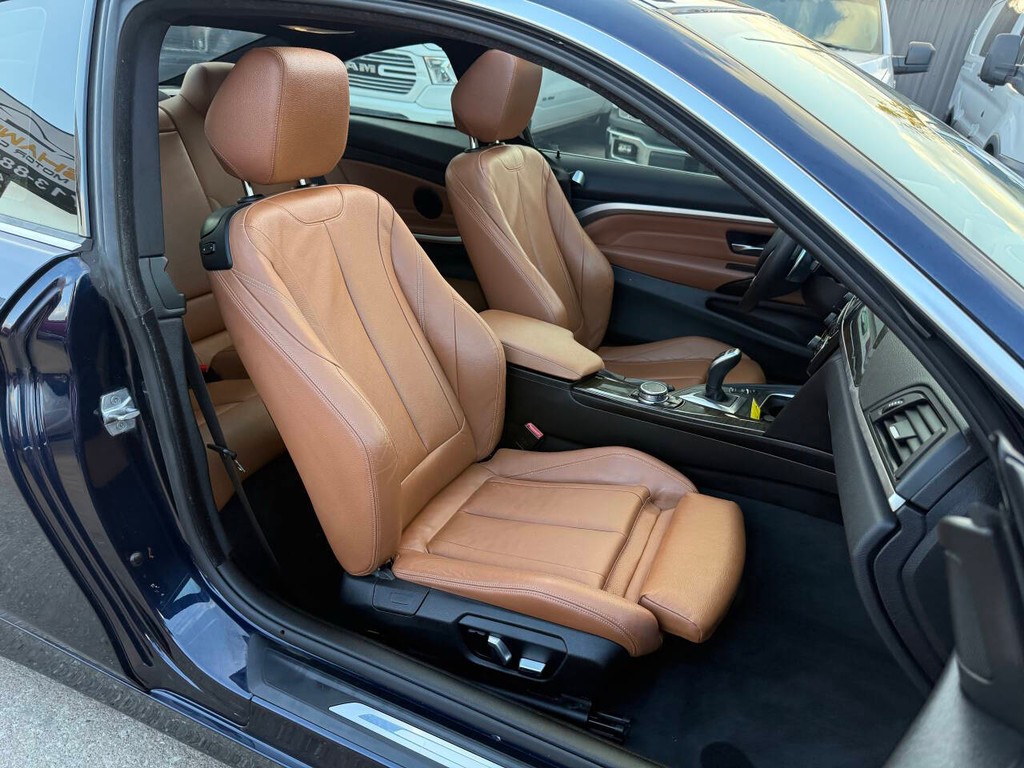 BMW 4 Series Vehicle Full-screen Gallery Image 12