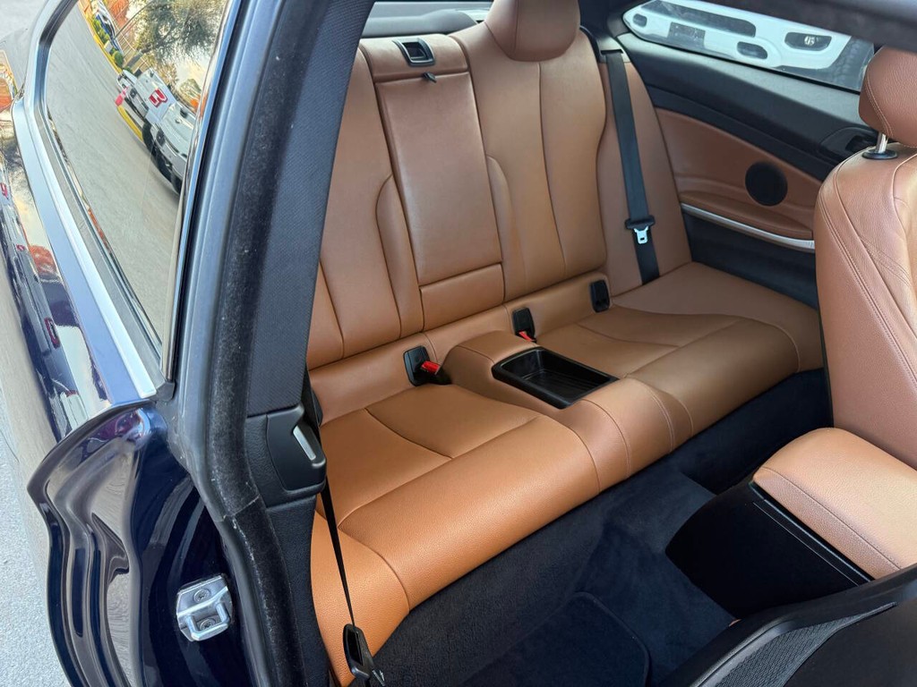 BMW 4 Series Vehicle Full-screen Gallery Image 13