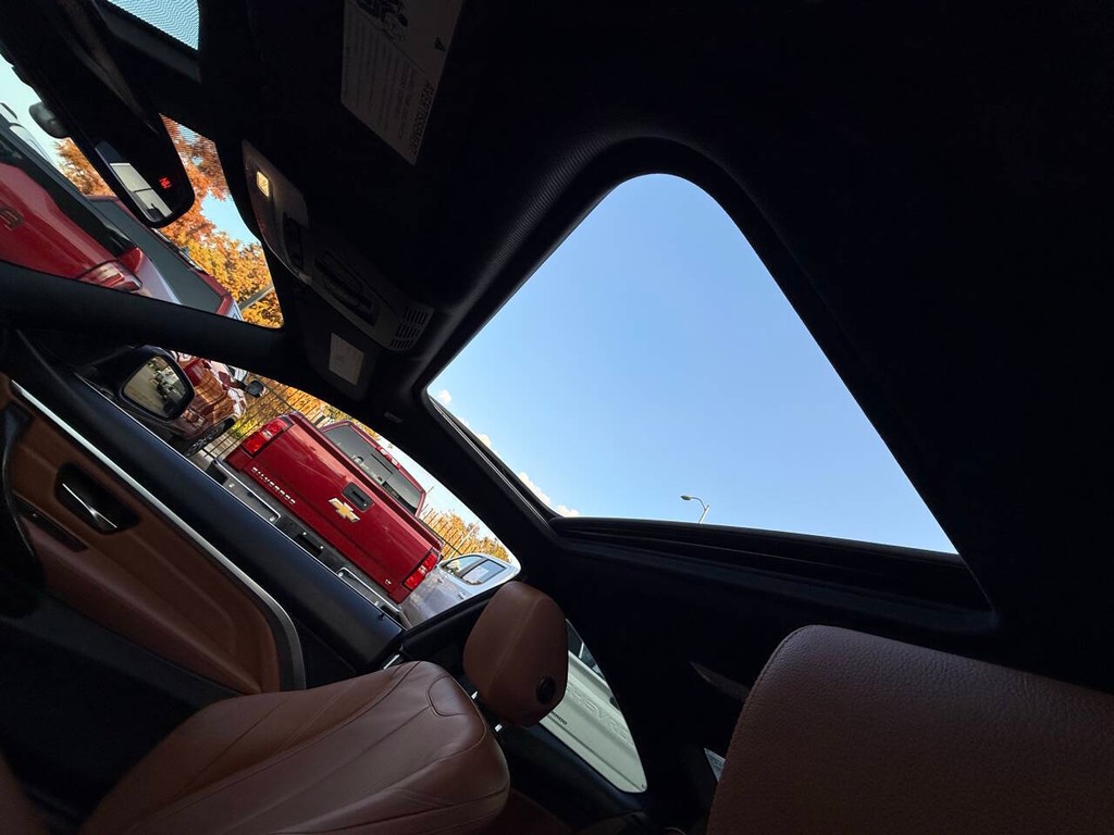 BMW 4 Series Vehicle Full-screen Gallery Image 27