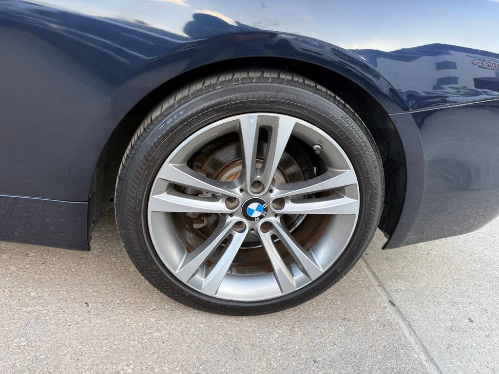 BMW 4 Series Vehicle Full-screen Gallery Image 31