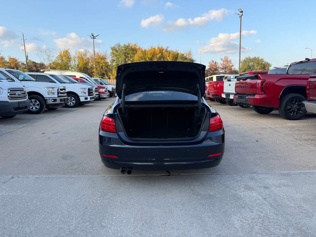 BMW 4 Series Vehicle Full-screen Gallery Image 32