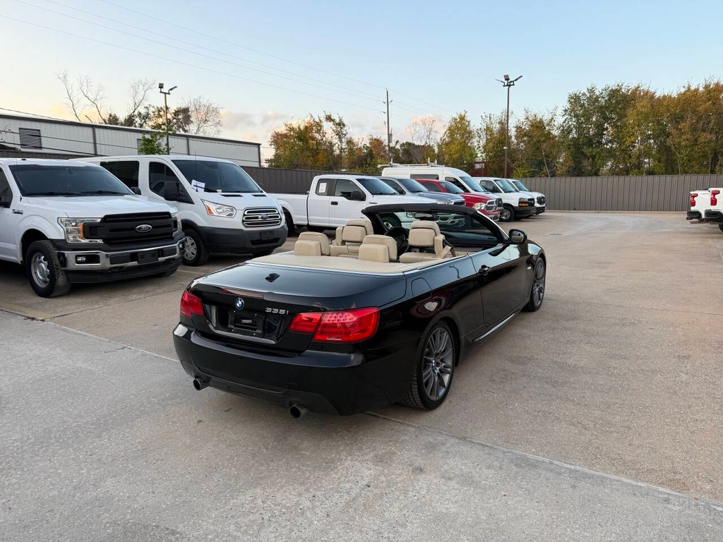 BMW 3 Series Vehicle Full-screen Gallery Image 09