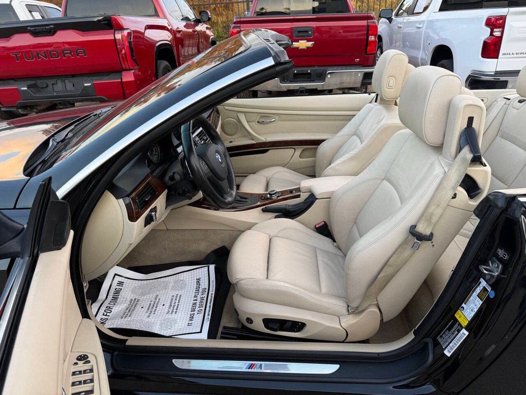 BMW 3 Series Vehicle Full-screen Gallery Image 11