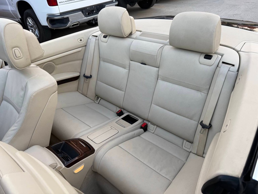 BMW 3 Series Vehicle Full-screen Gallery Image 12