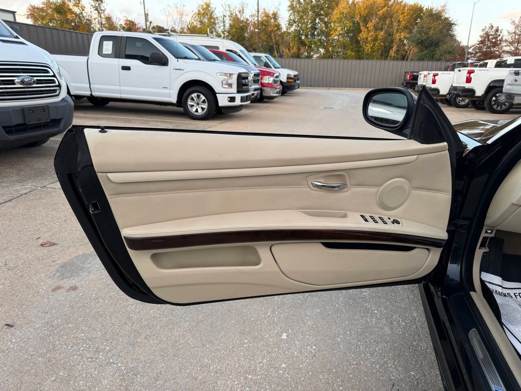 BMW 3 Series Vehicle Full-screen Gallery Image 13