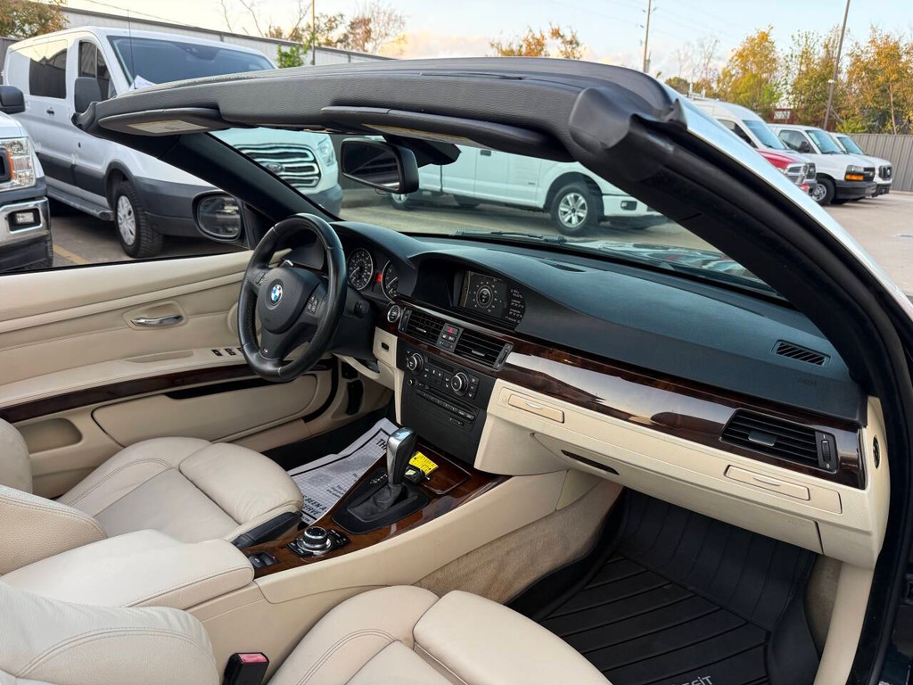 BMW 3 Series Vehicle Full-screen Gallery Image 14