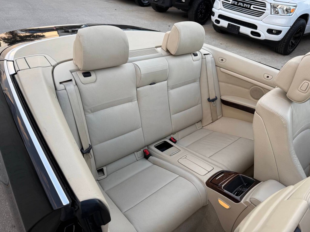 BMW 3 Series Vehicle Full-screen Gallery Image 16