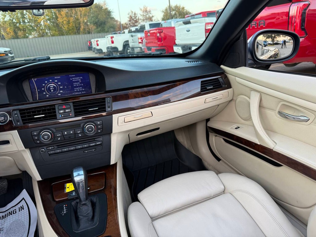 BMW 3 Series Vehicle Full-screen Gallery Image 21