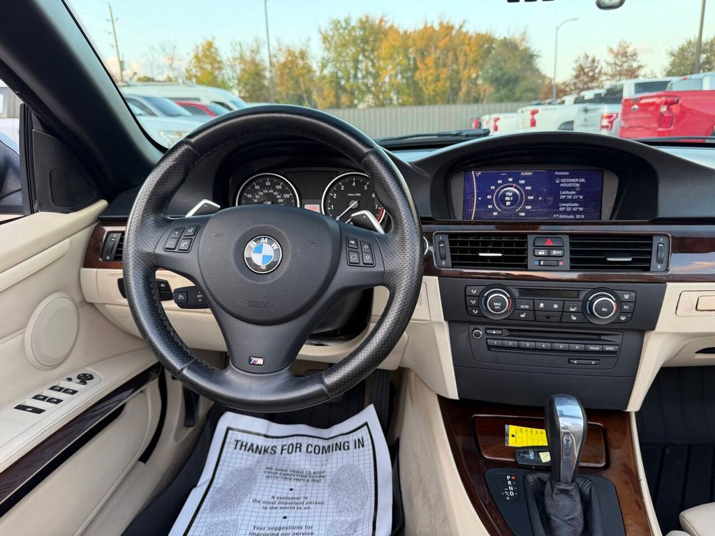 BMW 3 Series Vehicle Full-screen Gallery Image 22