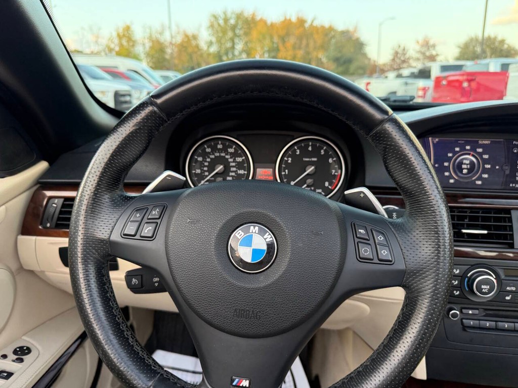 BMW 3 Series Vehicle Full-screen Gallery Image 24