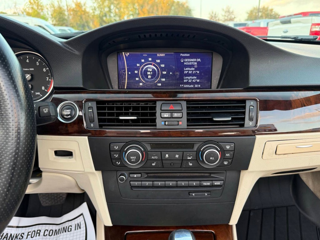 BMW 3 Series Vehicle Full-screen Gallery Image 26