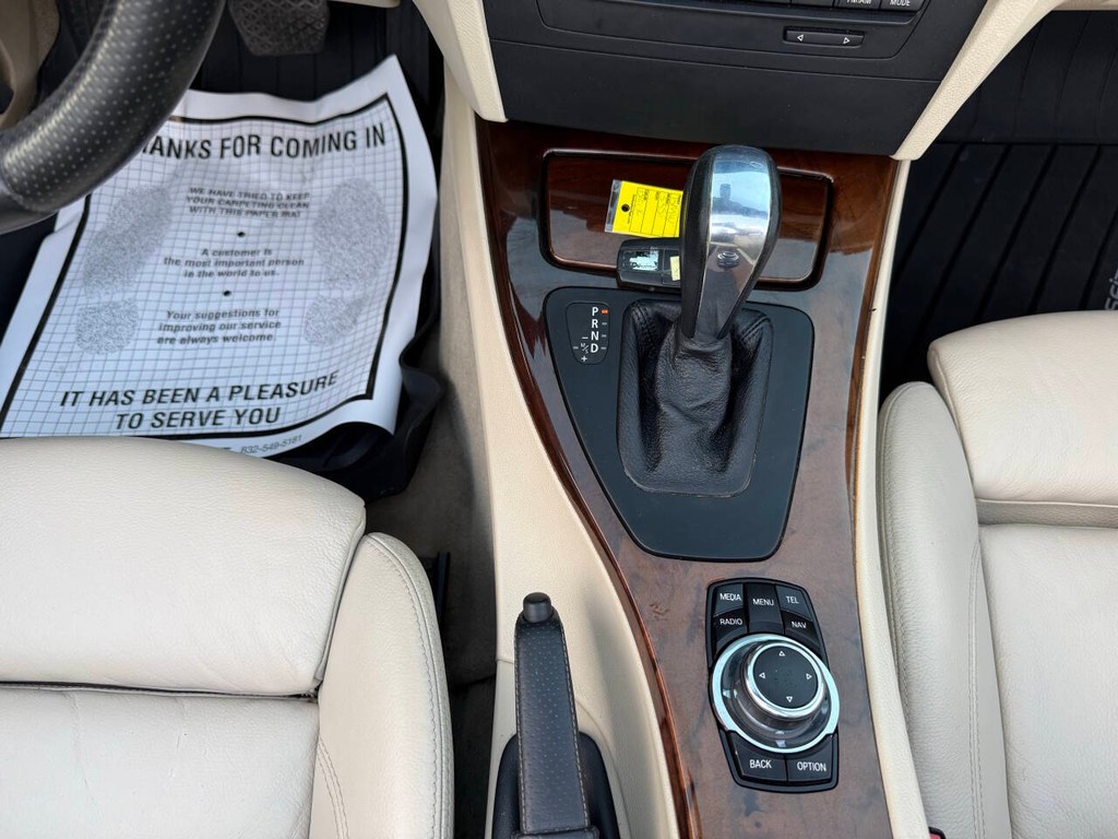 BMW 3 Series Vehicle Full-screen Gallery Image 30