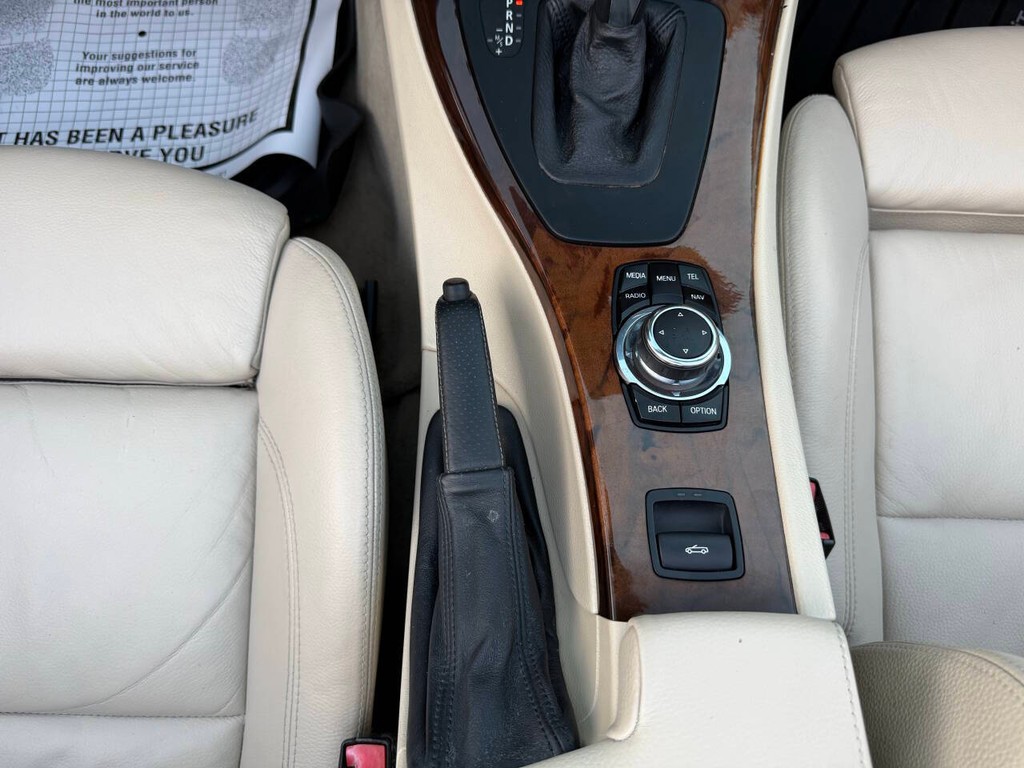 BMW 3 Series Vehicle Full-screen Gallery Image 31