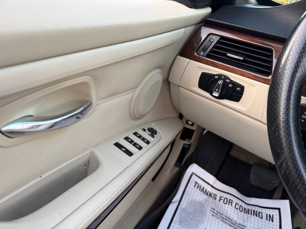 BMW 3 Series Vehicle Full-screen Gallery Image 32