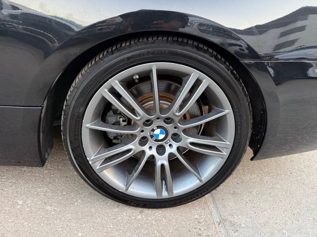 BMW 3 Series Vehicle Full-screen Gallery Image 37