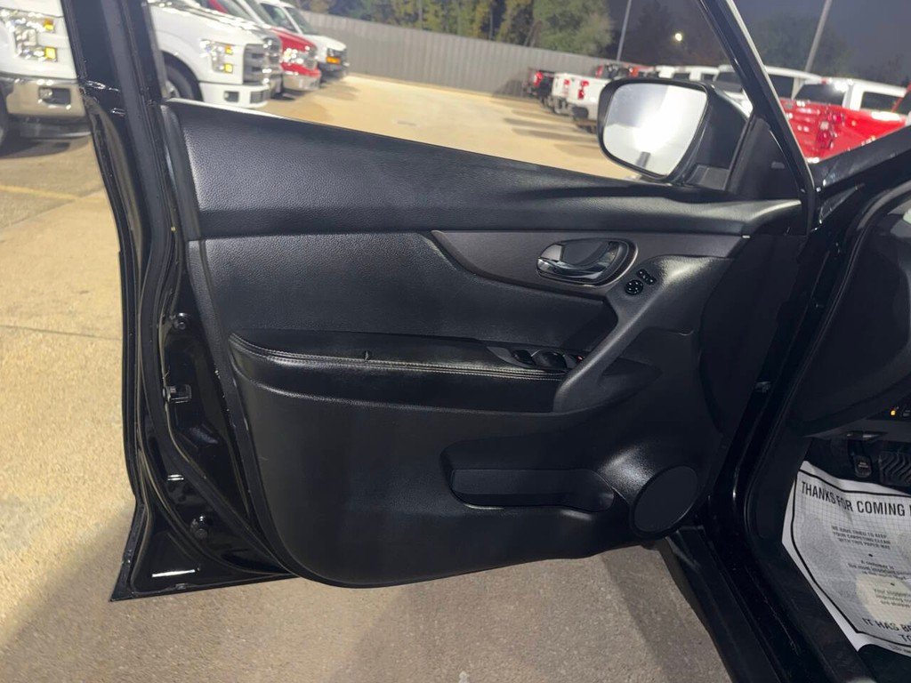 Nissan Rogue Vehicle Full-screen Gallery Image 08