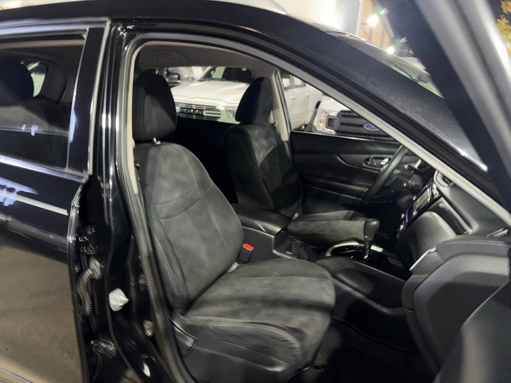 Nissan Rogue Vehicle Full-screen Gallery Image 09