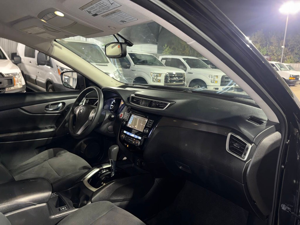 Nissan Rogue Vehicle Full-screen Gallery Image 10