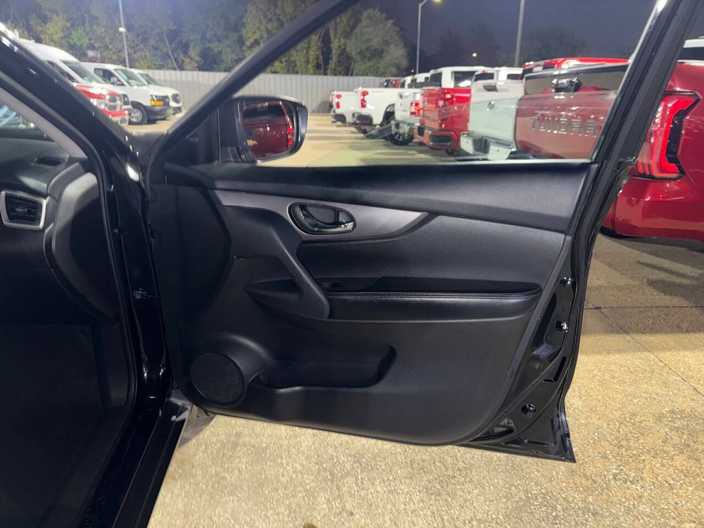 Nissan Rogue Vehicle Full-screen Gallery Image 11