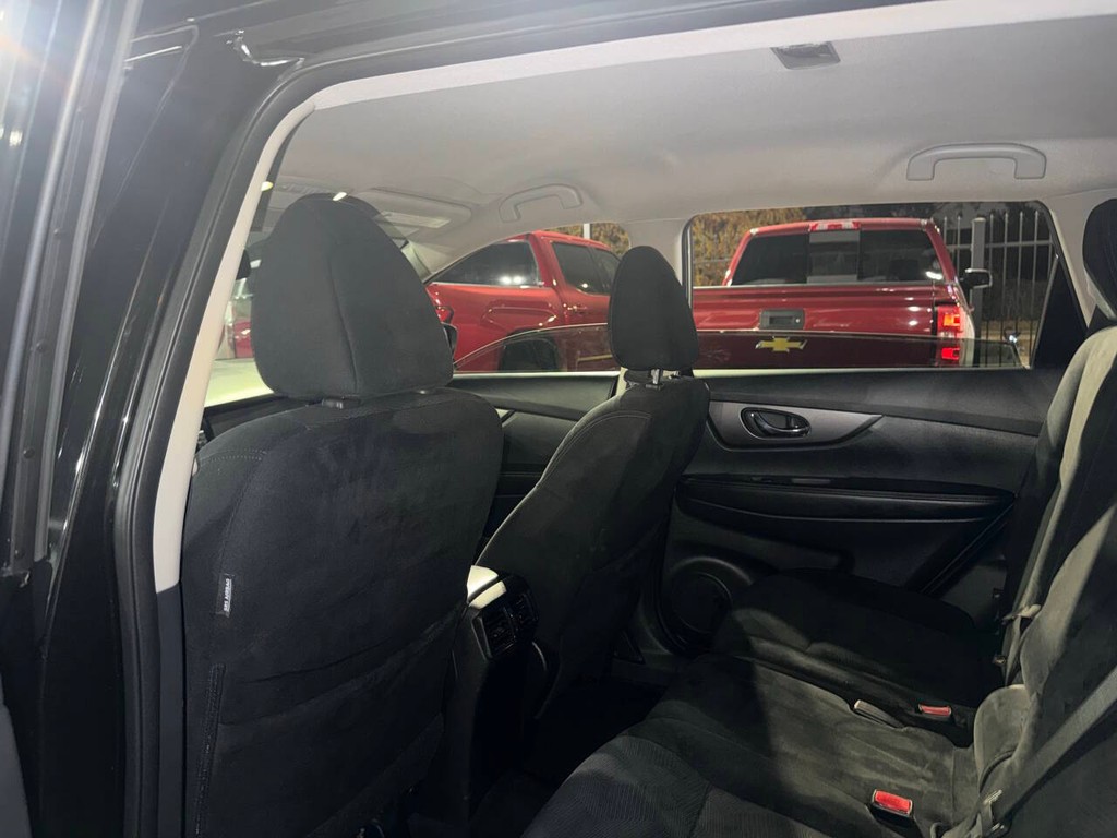 Nissan Rogue Vehicle Full-screen Gallery Image 12